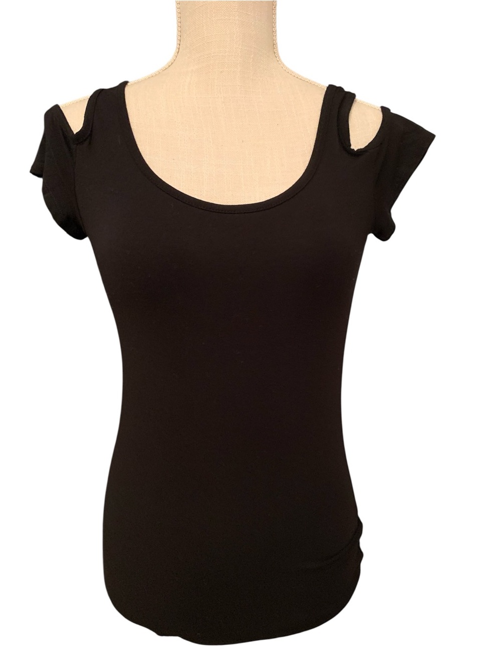 🌺BEBE🌺SEXY SCOOP-NECK, SHORT SLEEVE, COLD SHOULDER BLOUSE.